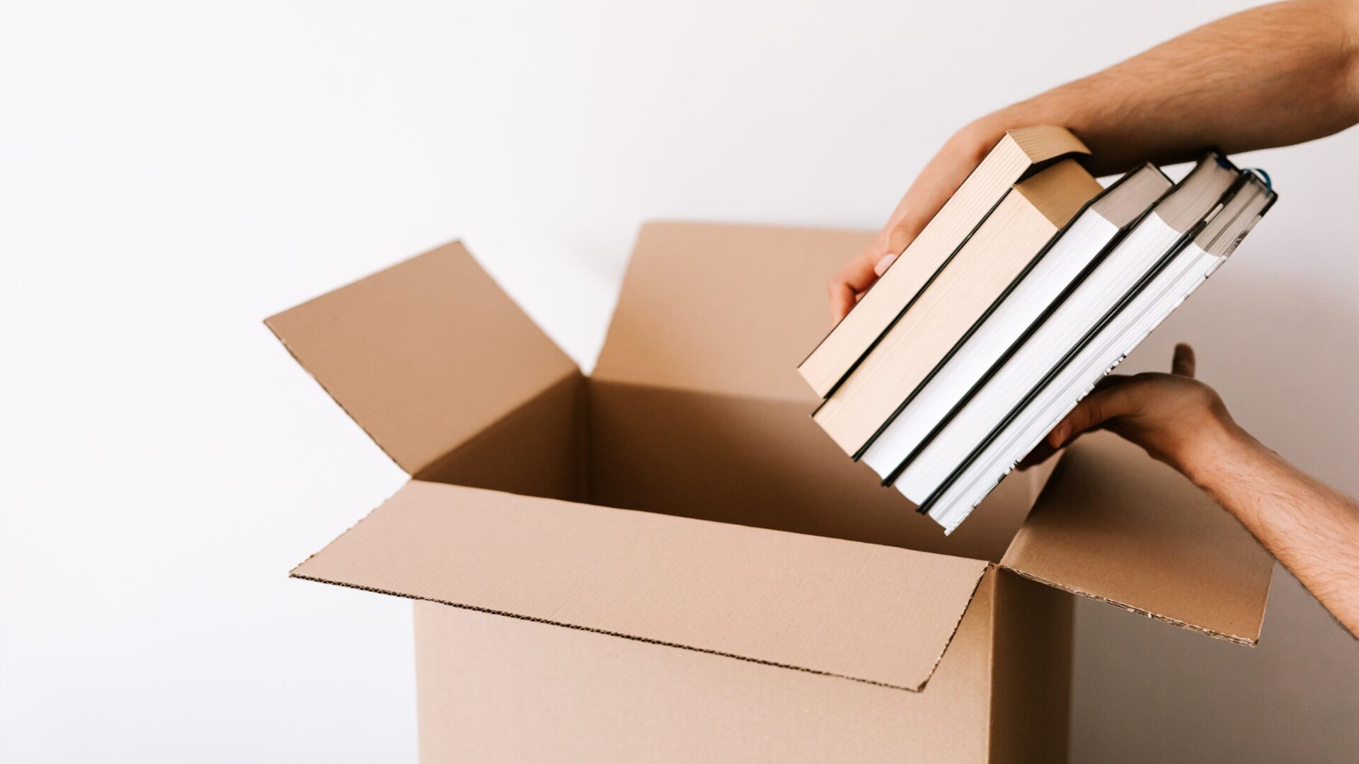 Spedire un libro: Piego di libri Poste, costi e alternative 2026